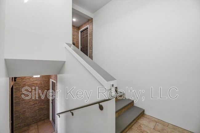 Building Photo - 2113 W Madison Ave