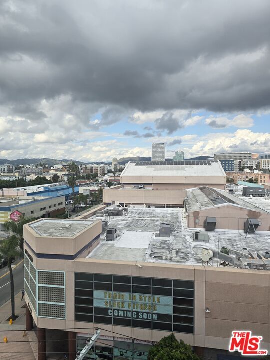 Building Photo - 940 S Western Ave