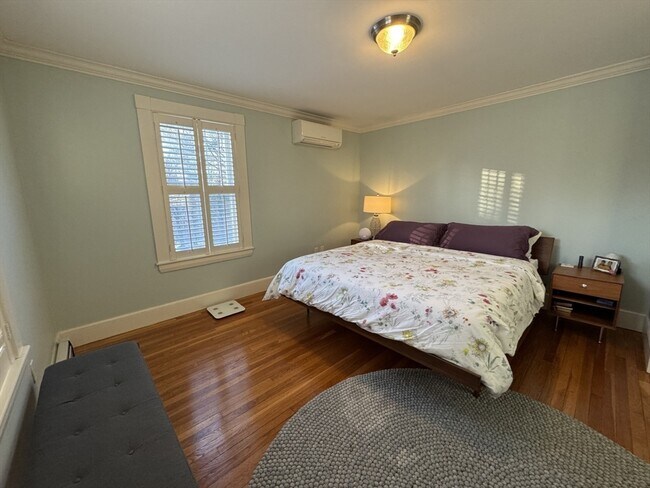 Building Photo - 35 Wellesley St