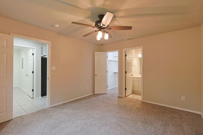 Building Photo - Charming 3/2 Minutes from Downtown NBTX