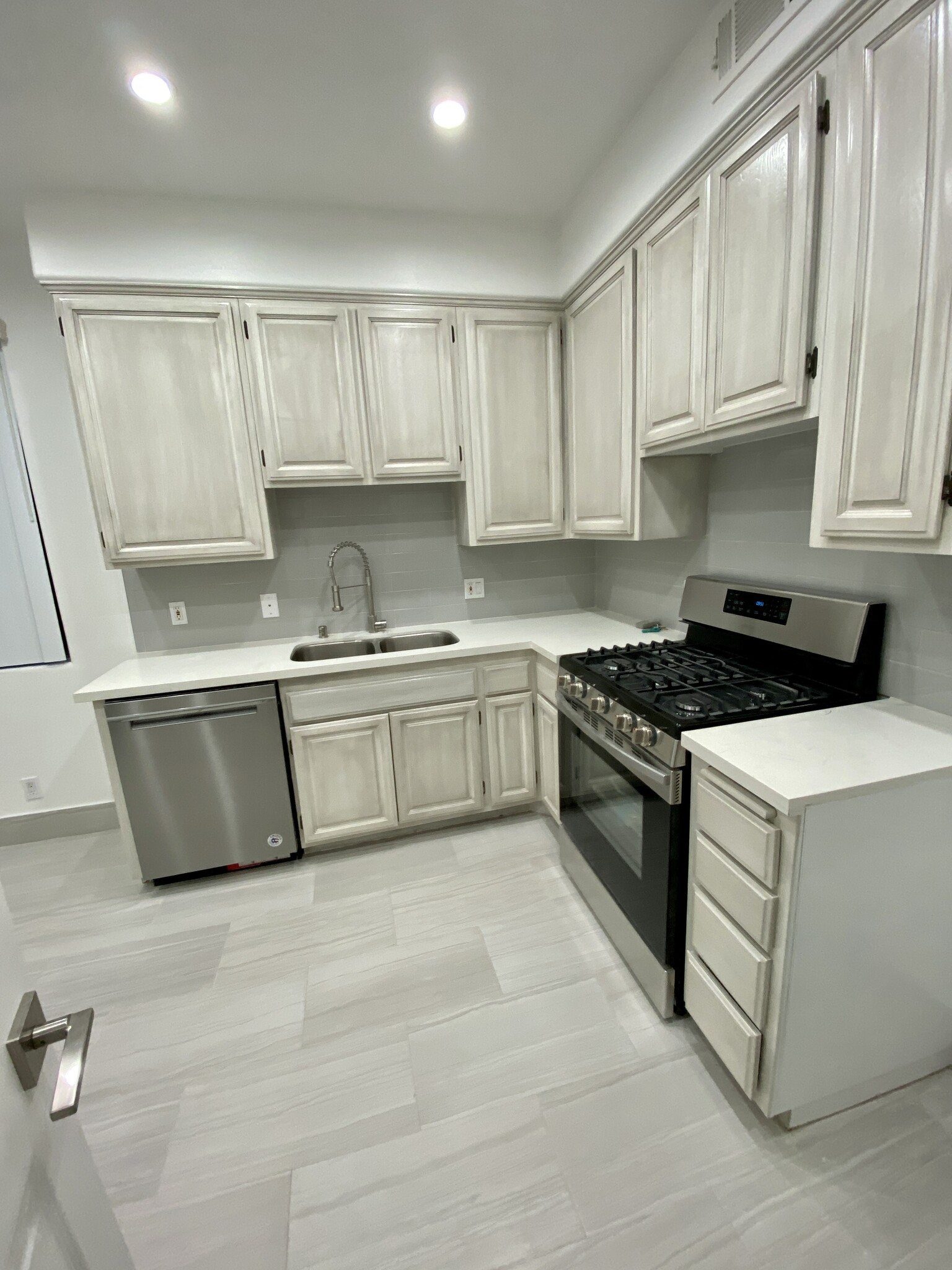 kitchen - 910 S Bedford St