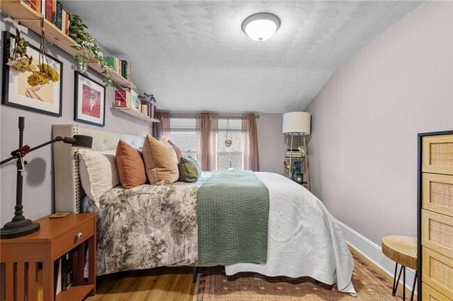 Building Photo - 86 Rochambeau Ave