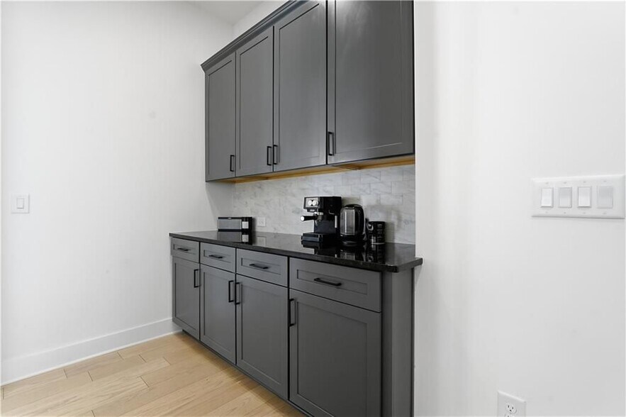 Building Photo - 415 Oakleigh Ave