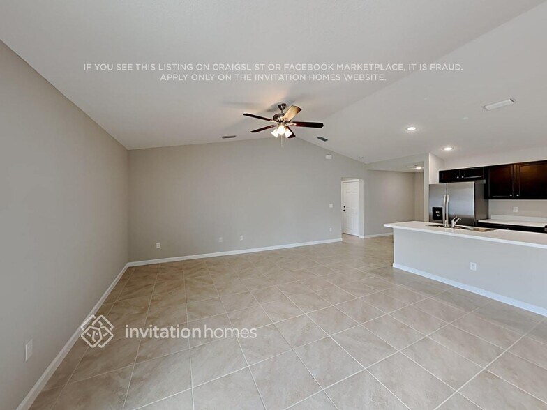 Building Photo - 453 SW Leona Dr