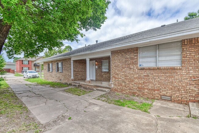 Building Photo - 711 S Jenkins Ave