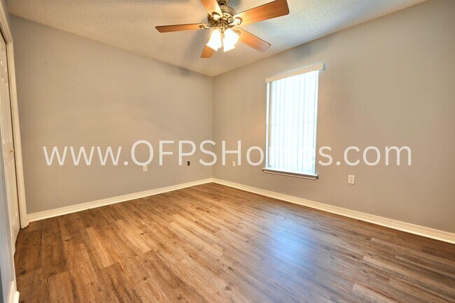 Building Photo - 933 Scenic Oak Ln