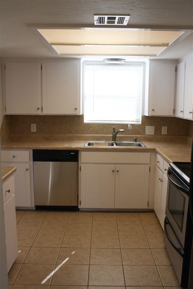 Building Photo - 2701 NW Friar Tuck Ln