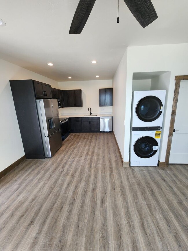 Building Photo - K215LI