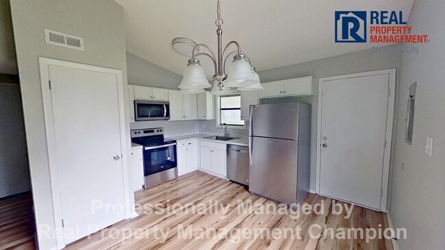 Building Photo - Adorable 2 BD/1 BA Duplex with Covered Back Patio