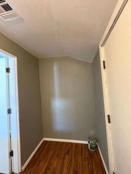 Building Photo - 307 E 3rd St