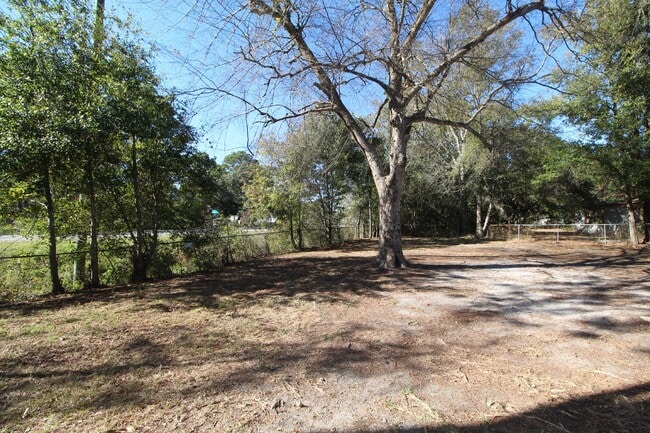 Building Photo - 3BR/2BA with Garage & Fenced Yard – Availa...