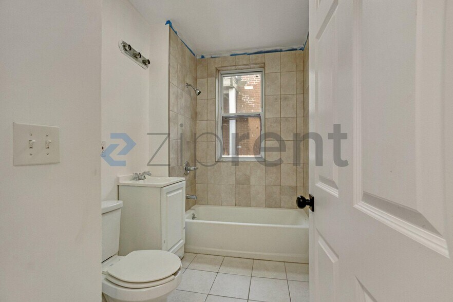 Building Photo - Unit 3R
