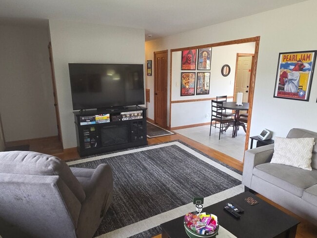 Building Photo - Updated 3 bedroom Racine ranch