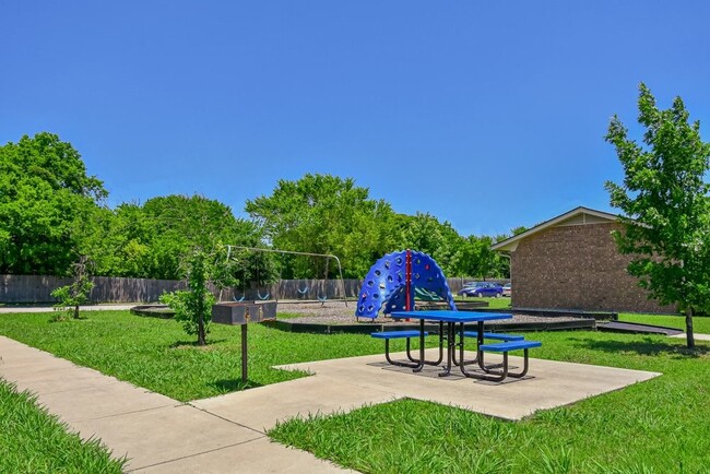 Building Photo - 200 Daniels Dr