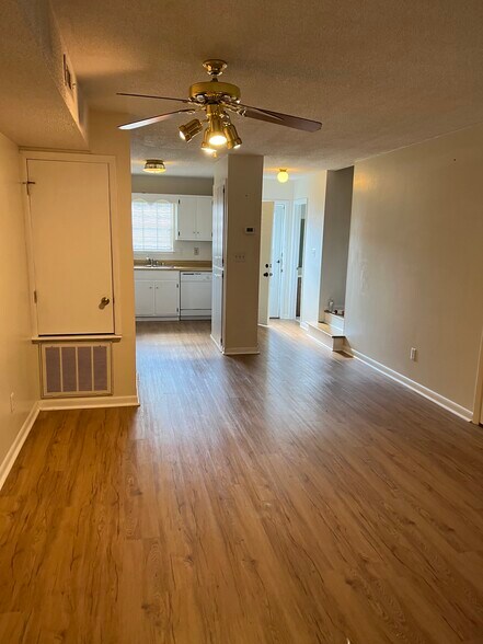 Building Photo - 203 Marinawoods Dr SE