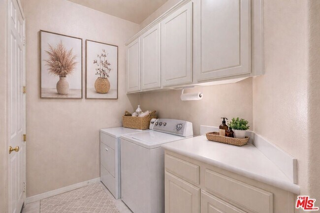 Building Photo - 37 Shoreline Dr