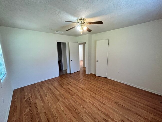Building Photo - 5509 Rainbow Ln