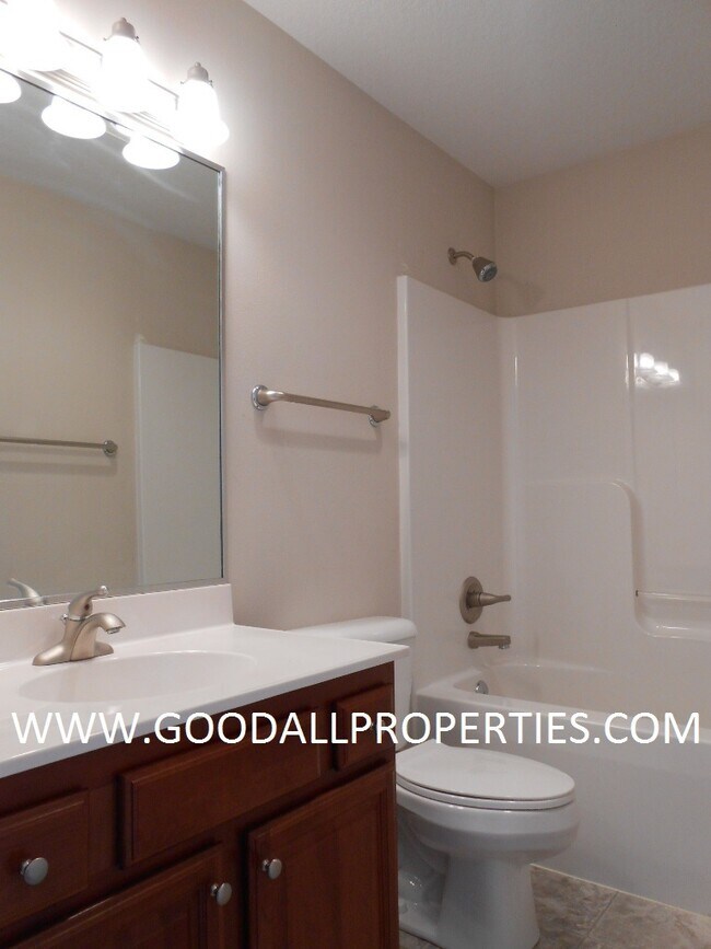 Building Photo - 4BR Urbandale Home with a 3-Car Garage, Deck & Fireplace