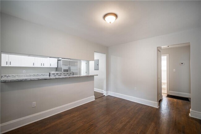 Building Photo - 2137 Delowe Dr