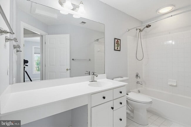 Building Photo - 10635 Hillingdon Rd