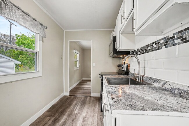 Building Photo - *Use Rently to view this unit and receive $150 off move-in* Cute Remodeled Two Bedroom 1 Bathroom...
