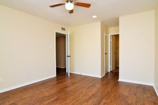 Building Photo - 3025 Walnut Bend Ln