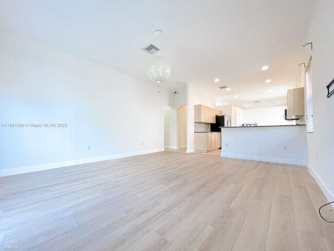 Building Photo - 4 br, 2 bath House - Vizcaya