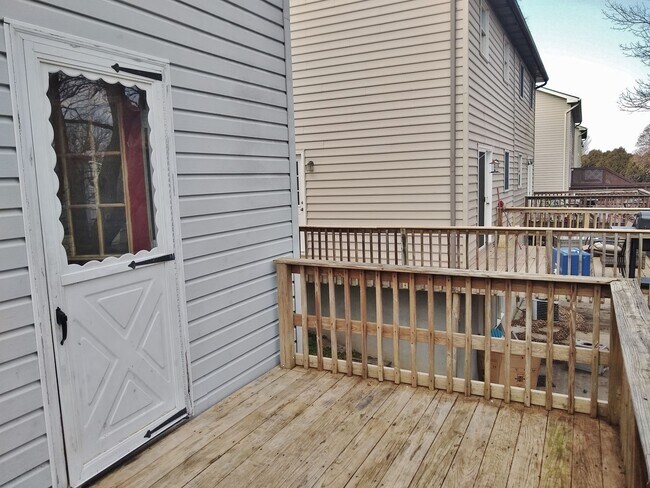 Building Photo - 2 Bed / 1-1/2 Bath Single Family Home Townhome