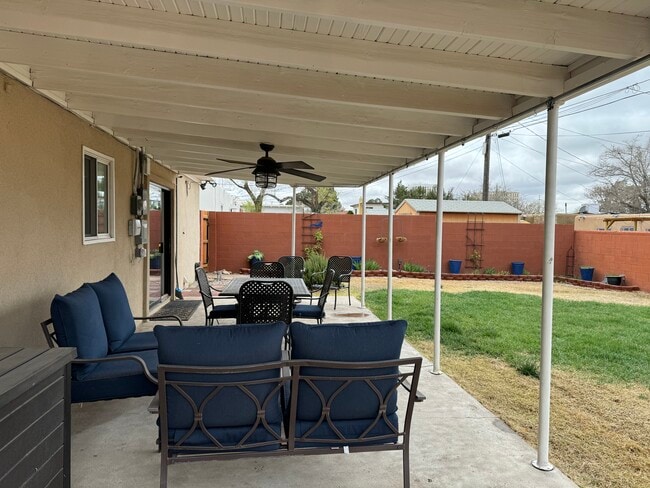 Building Photo - 709 Palomas Dr NE