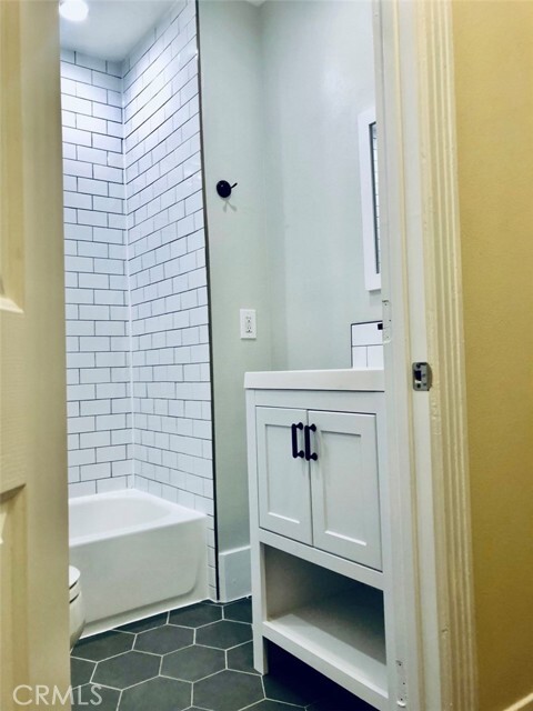 Building Photo - 5106 Crenshaw Blvd