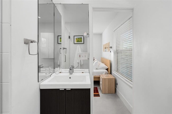 Building Photo - 4620 Englewood Dr