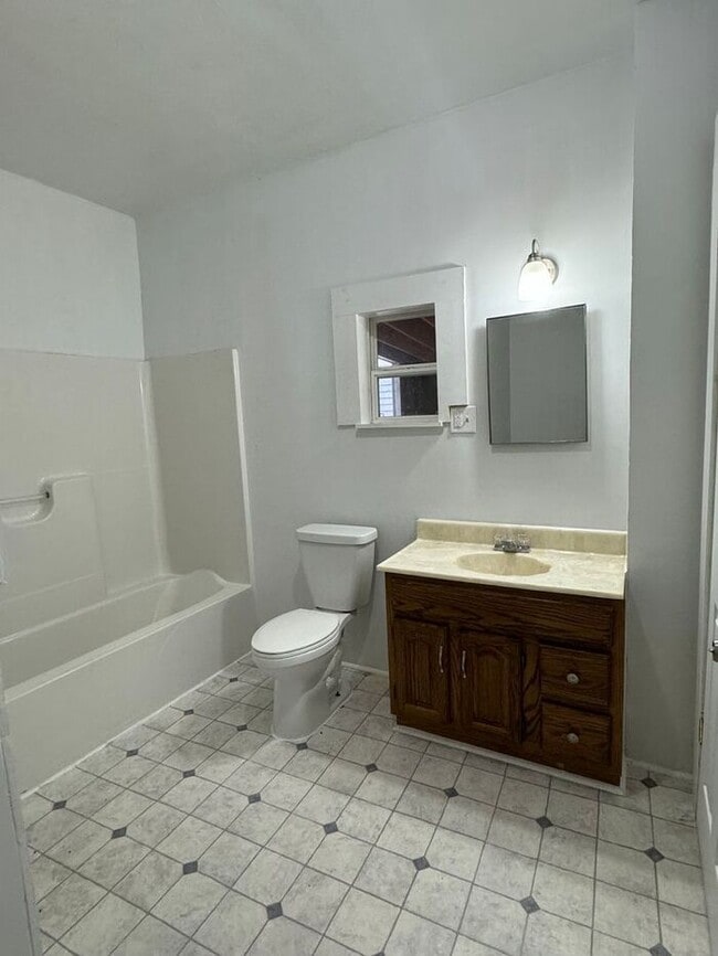 Building Photo - 3 bedroom home in Dowagiac