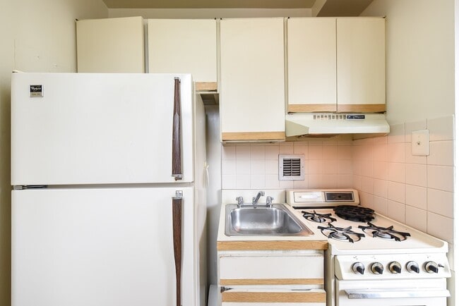 Building Photo - Spacious & Bright Studio at River Place East