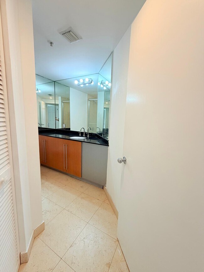 Building Photo - 701 Brickell Key Blvd