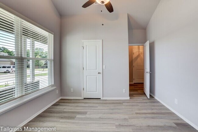 Building Photo - Gorgeous 4/2.5/2 on a corner lot!