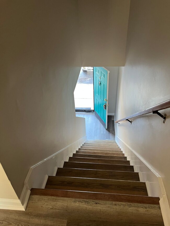 Building Photo - 2BR/1.5BA Townhome Style