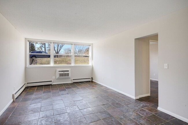 Building Photo - Remodeled Garden 2 bedroom