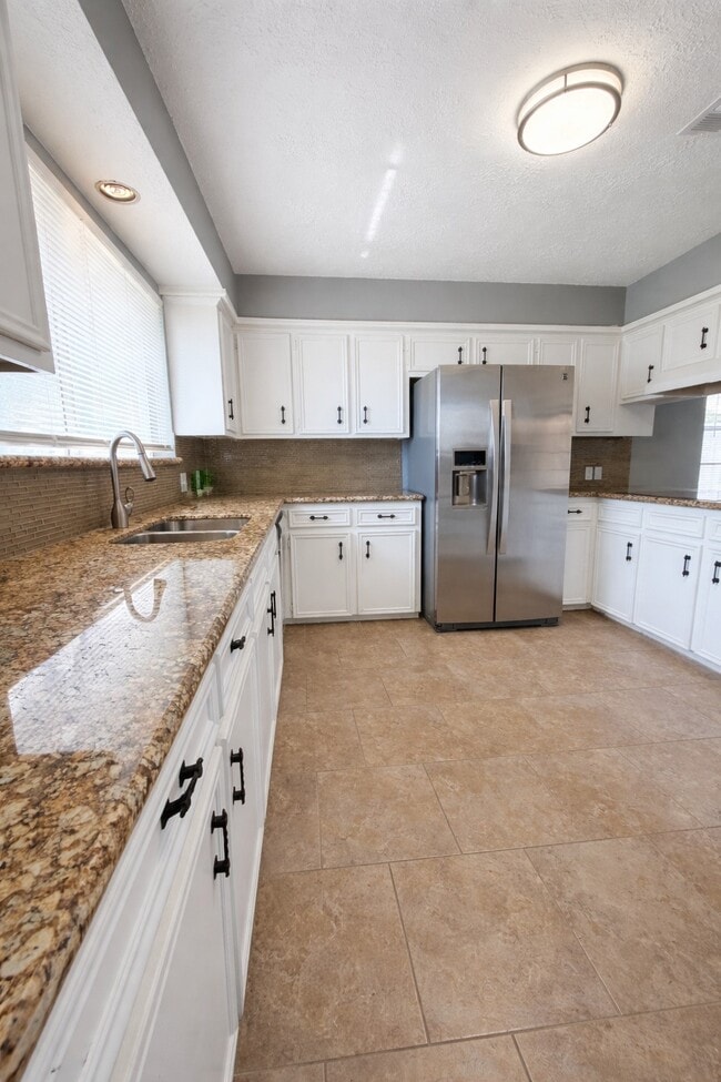 Building Photo - 703 Bayview Dr