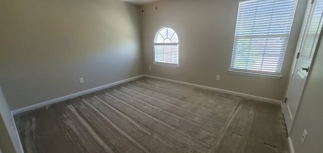 Building Photo - "Charming 3-Bedroom Retreat with 2.5 Baths in Charlotte's Heart – Spacious 1880 Sq Ft Gem!"