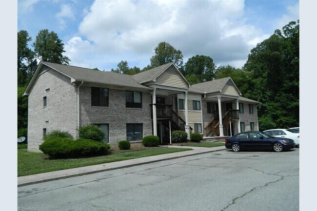 Building Photo - BEAUTIFUL 2 BED/ 2 BATH CONDO AVAILABLE NOW