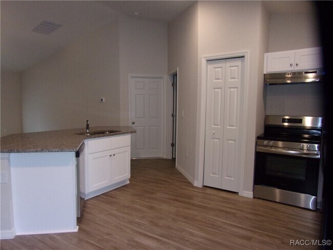 Building Photo - 5251 E Backner Ln