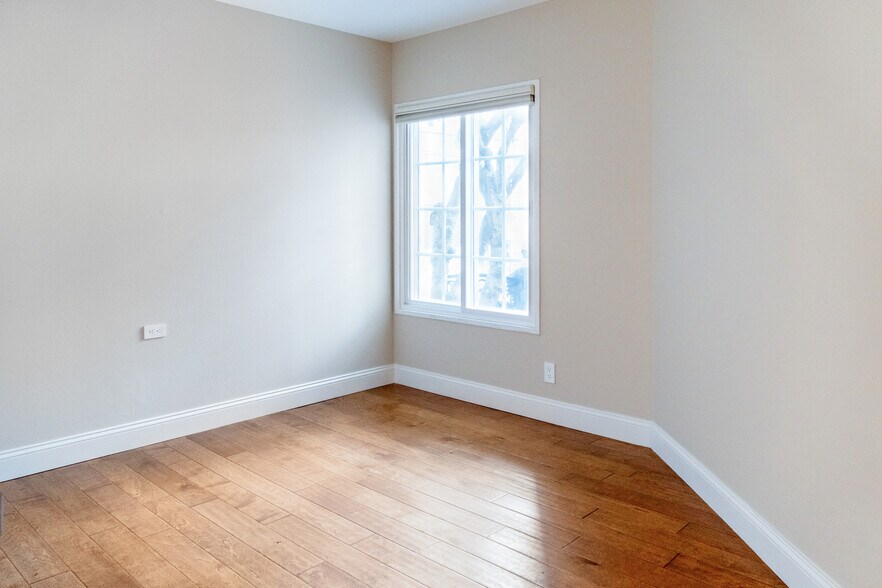 2nd bedrom - 6638 Clybourn Ave