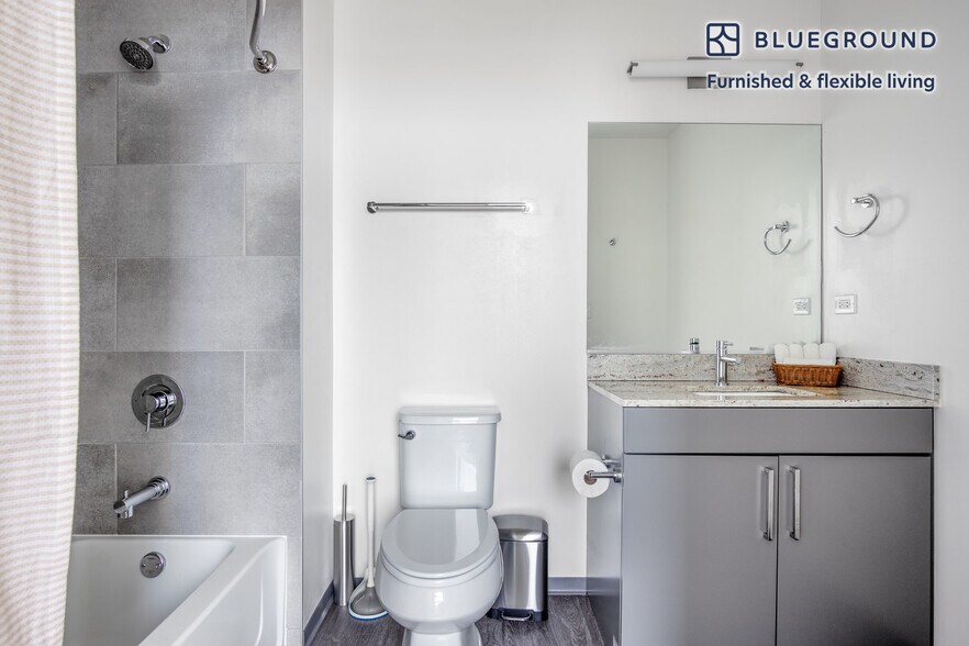 Building Photo - 2340 N California Ave