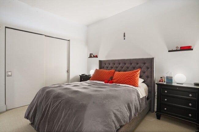 Building Photo - 360 Newbury St