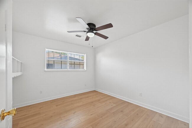 Building Photo - 9011 Landsdowne Dr