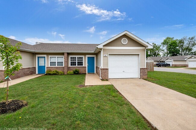 Primary Photo - 2 Bedroom Duplex with Fenced In Backyard- ...