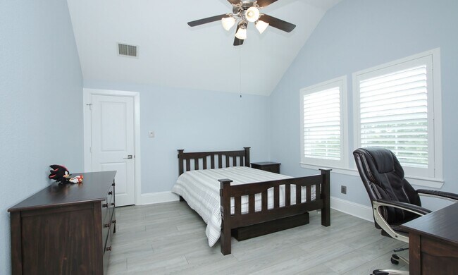 Building Photo - 15 E Breezy Way