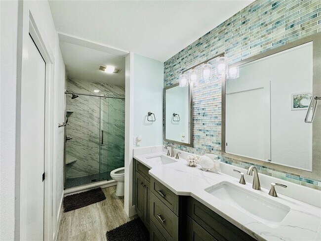Building Photo - 3216 S Lakeview Cir