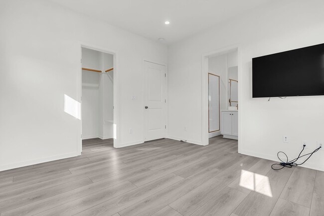 Building Photo - 711 Spring Gdn