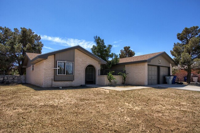 Building Photo - Spacious family home in a great neighborhood